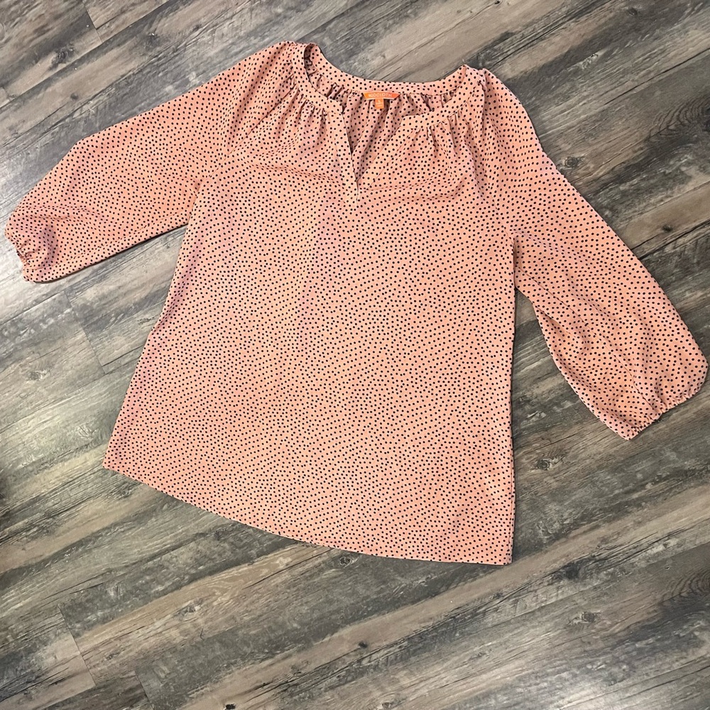 MODCLOTH Coral Polka dot 3/4 Sleeve v-neck blouse- women LARGE